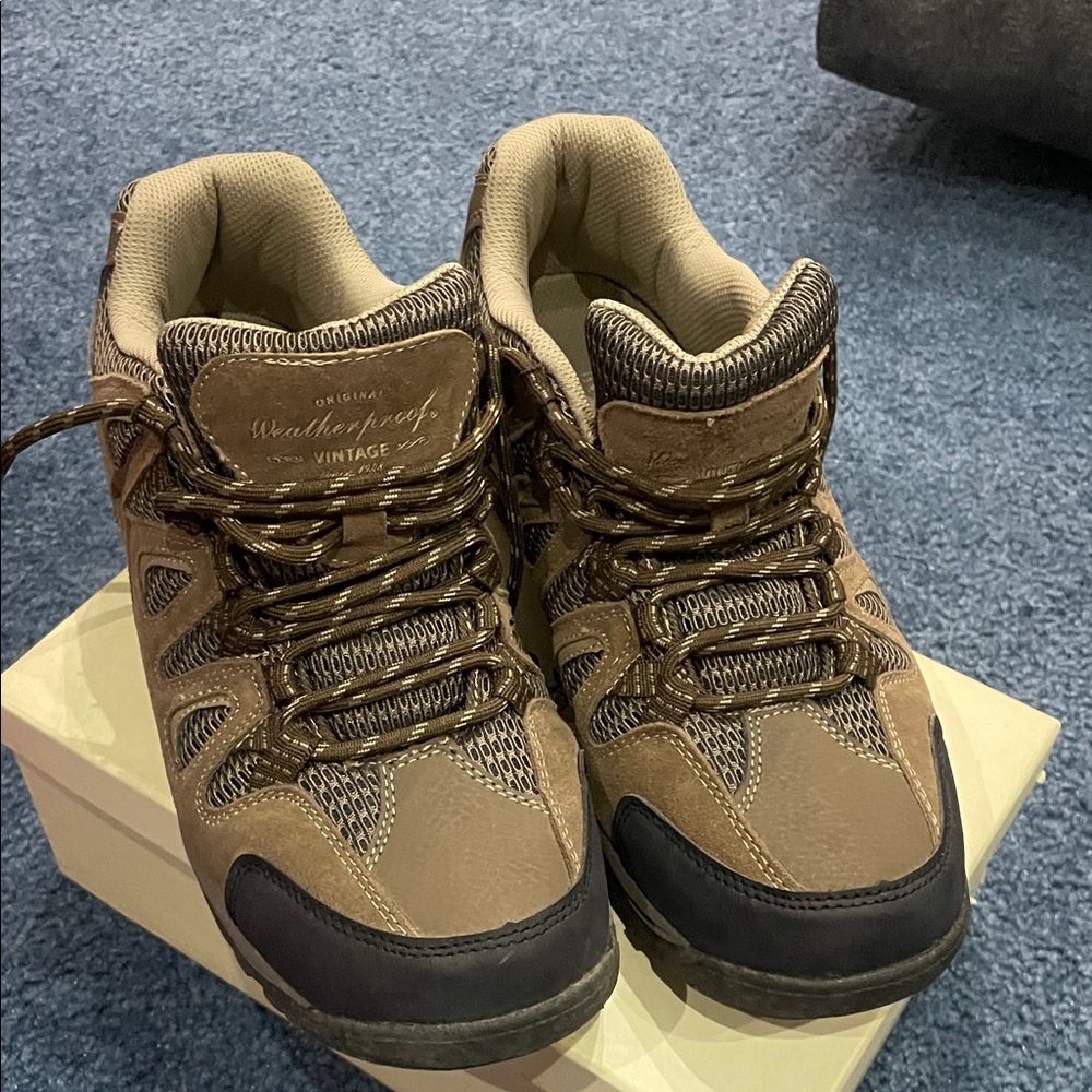 Weatherproof Vintage Men's Tan and Black Athletic Shoes NEW